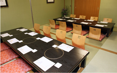 テーブル席(個室)　 4名席×2台　8名席×1台