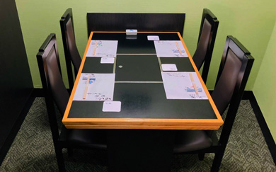 テーブル席(個室)　 4名席×2台　8名席×1台